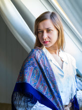 Foulard russe, dessin "Contemplation" par Irina Dadonova - bleu