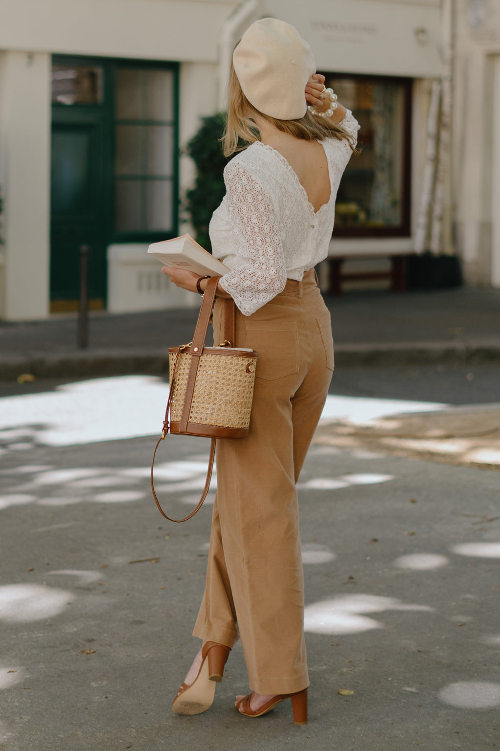 Look Pantalon Beige Large Pantalon De Tailleur Large En Effet Lin
