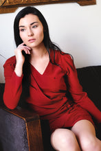 svetlana k dress athenes robe chic parisien look effortless raffine naturel parisienne rouge assis