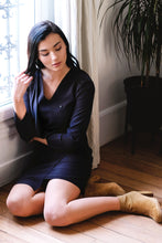 svetlana k dress athenes robe chic parisien look effortless raffine naturel parisienne bleu nuit assis
