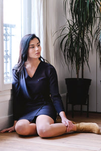 svetlana k dress athenes robe chic parisien look effortless raffine naturel parisienne bleu nuit assis